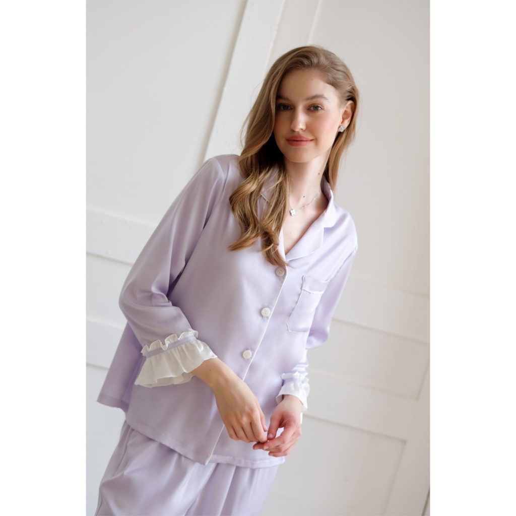 Bộ Pyjamas Nữ Mặc Nhà Áo Dài Quần Dài Chất Liệu Lụa Màu Tím Lavender Thiết Kế Phối Viền Bèo Trắng Bella LILAS BLANC