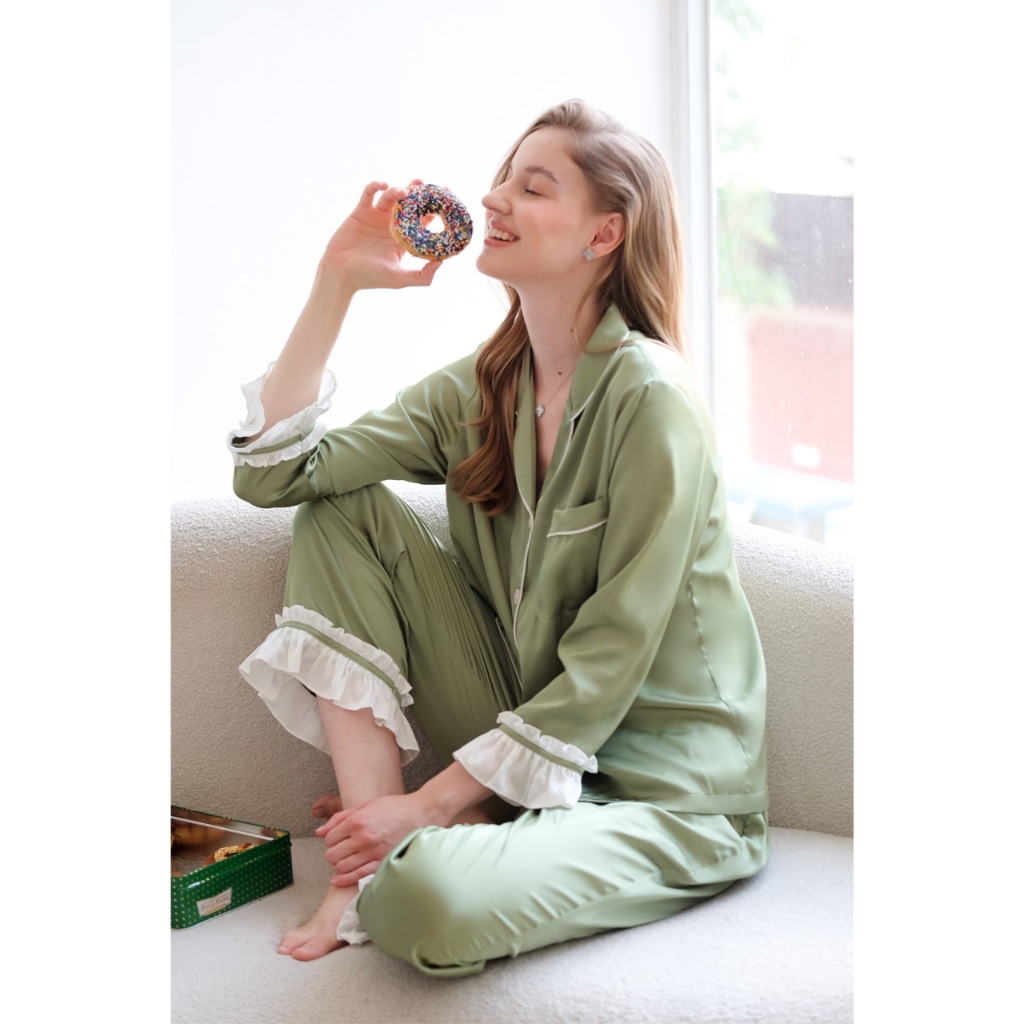 Bộ Pyjamas Nữ Mặc Nhà Áo Dài Quần Dài Chất Liệu Lụa Màu Xanh Matcha Thiết Kế Phối Viền Bèo Trắng Bella LILAS BLANC