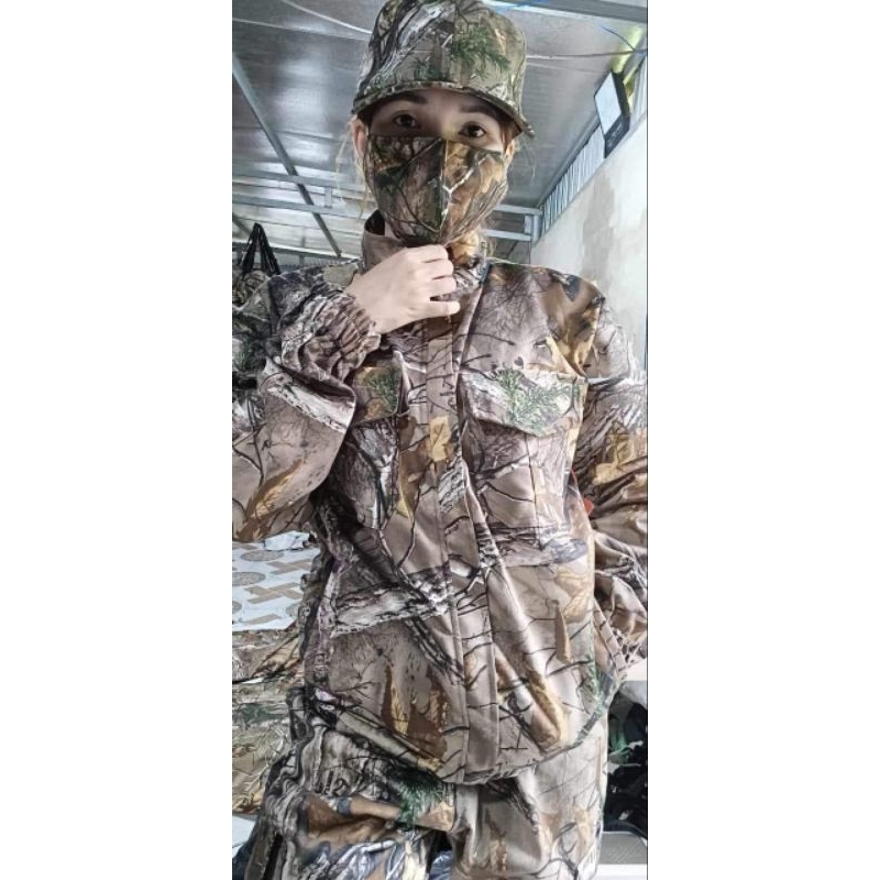 1  bộ quần áo nam đi rừng vải kaki chống nắng tốt có tặng kèm mũ và khẩu trang. shop giao màu ngẫu nhiên