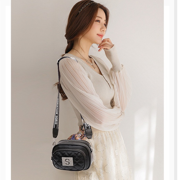 Túi xách nữ đeo chéo ba ngăn đựng vừa điện thoại, Túi xách nữ đeo vai đeo chéo  thêu phối chữ đính đá lấp lánh M235