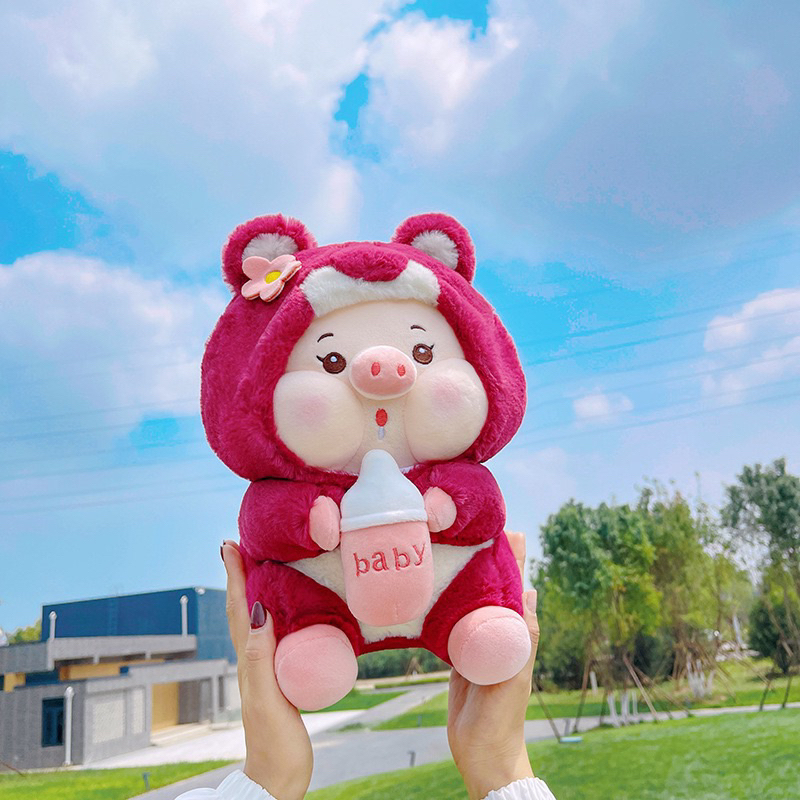 Gấu Bông Heo ôm bình sữa cosplay gấu dâu Lotso đáng yêu