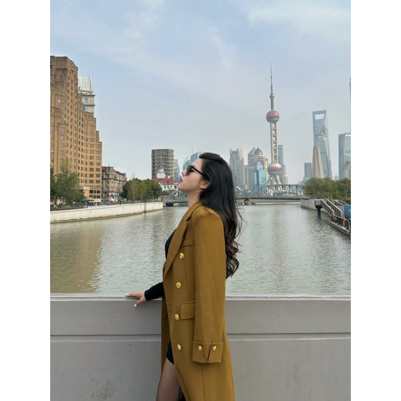 8935 Áo vest dáng dài chiết eo đệm vai cúc vàng lót trám bông