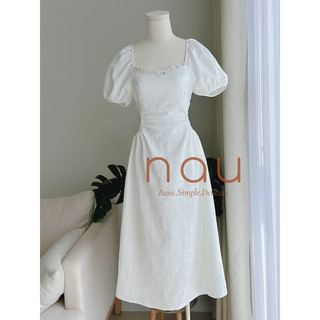 Đầm trắng gấm cổ vuông đính đá