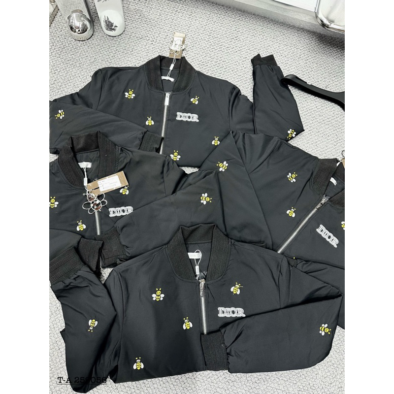 Áo khoác bomber trần bông thêu ong vàng dio,áo bomber hoạ tiết thêu hình ong trần bông 3 lớp siêu ấm