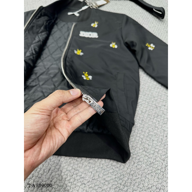 Áo khoác bomber trần bông thêu ong vàng dio,áo bomber hoạ tiết thêu hình ong trần bông 3 lớp siêu ấm