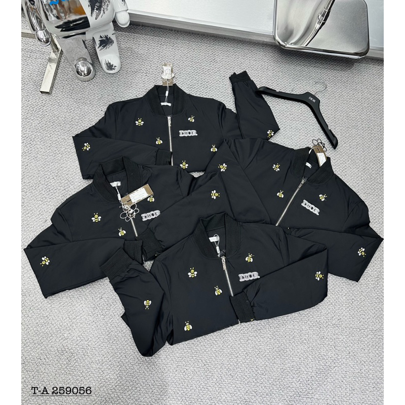 Áo khoác bomber trần bông thêu ong vàng dio,áo bomber hoạ tiết thêu hình ong trần bông 3 lớp siêu ấm