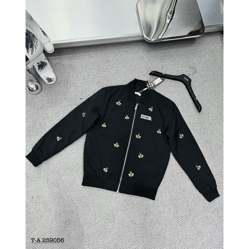 Áo khoác bomber trần bông thêu ong vàng dio,áo bomber hoạ tiết thêu hình ong trần bông 3 lớp siêu ấm