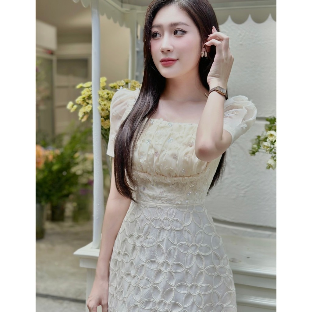 Khâu váy thiết kế ren hoa 6 cánh sang chảnh phù hợp đi làm đi chơi