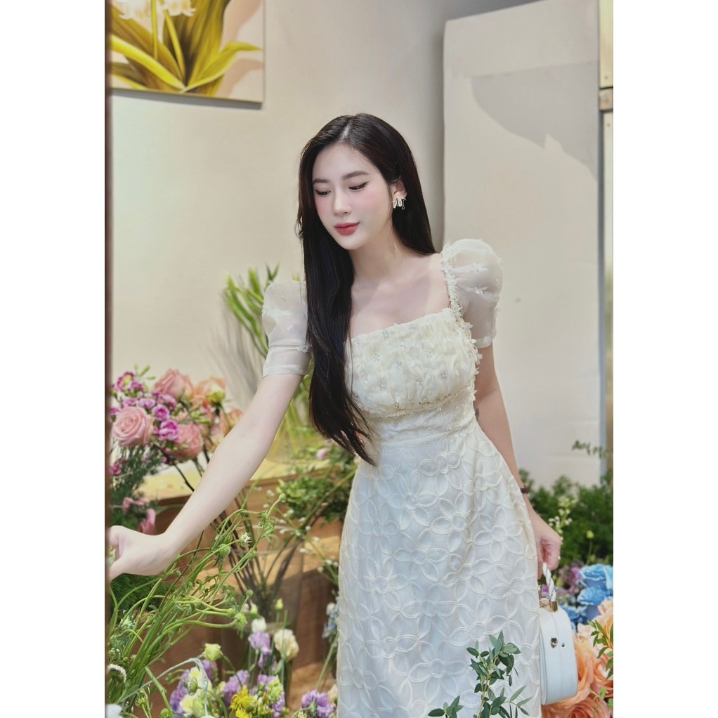 Khâu váy thiết kế ren hoa 6 cánh sang chảnh phù hợp đi làm đi chơi