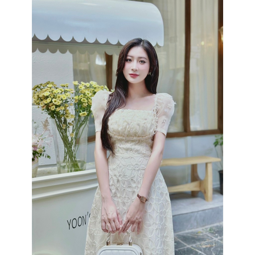 Khâu váy thiết kế ren hoa 6 cánh sang chảnh phù hợp đi làm đi chơi
