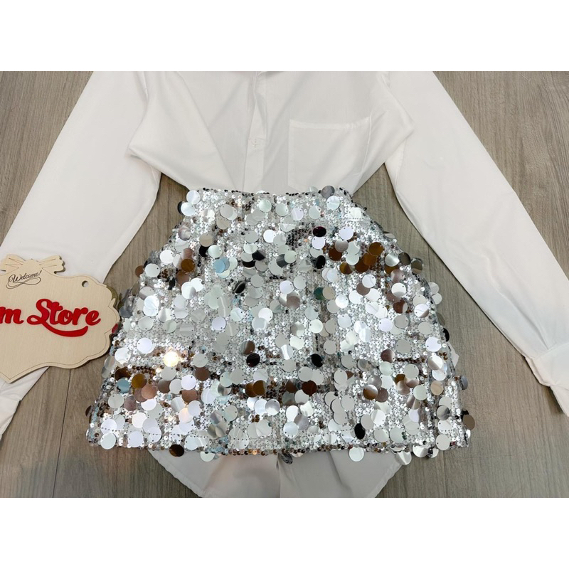 Chân váy kim sa dáng ngắn sang chảnh