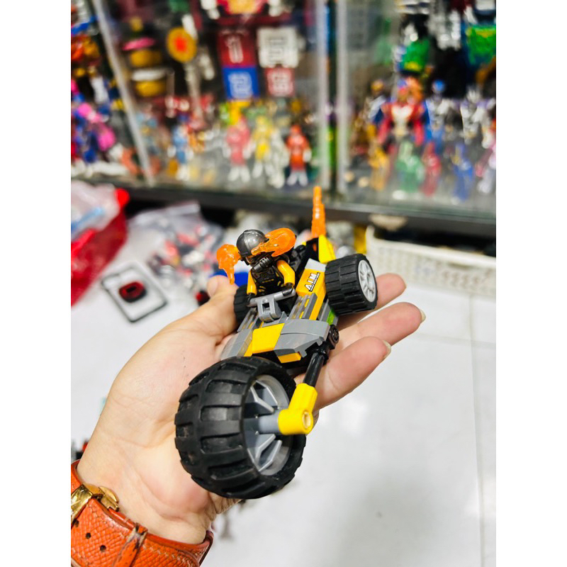 Mô hình lắp ráp LE GO Marvel 76143 Avengers Truck Take-down