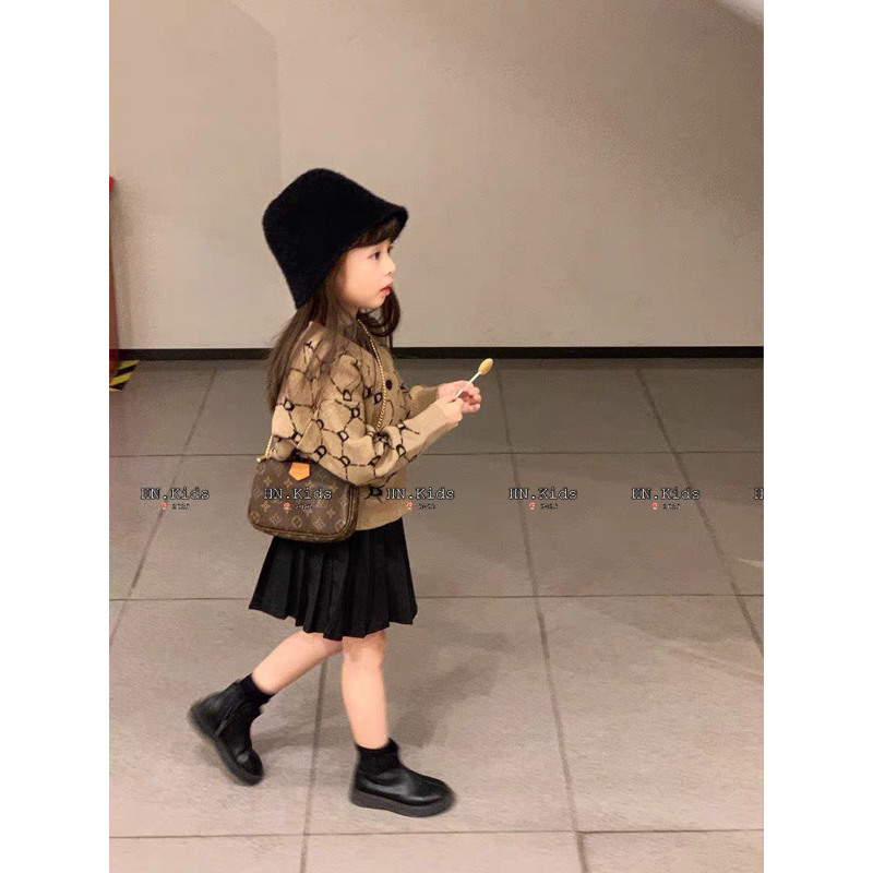 10-35kg set áo cadigan chữ D mix chân váy xếp ly cho bé gái