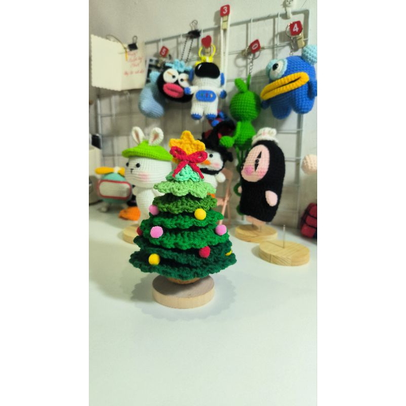 Cây thông noel có kèm đế và đèn led bằng len handmade