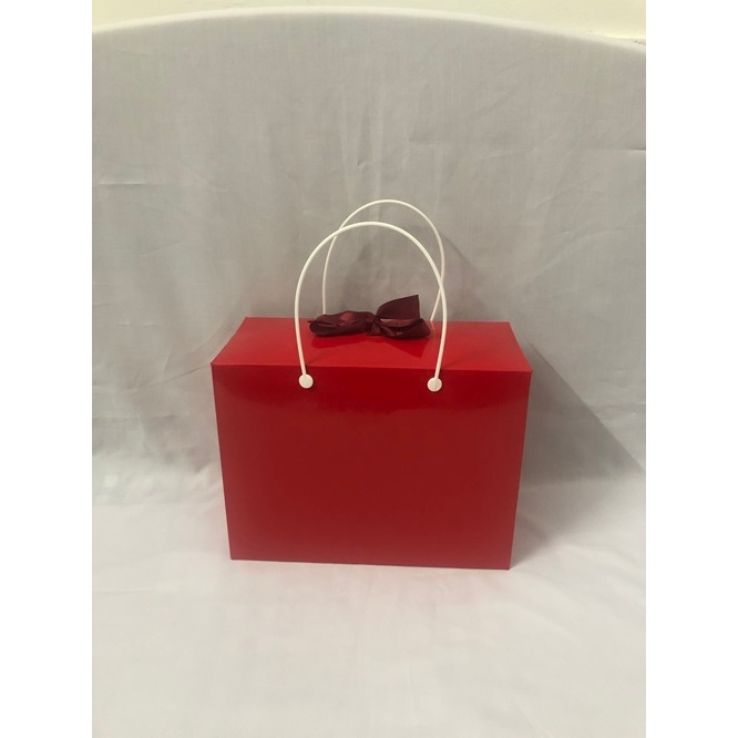 Hộp giấy gấp mặt kiếng có quai xách kích thước 20 x 26 x 12.2cm/hộp