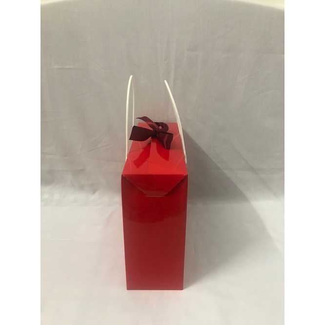 Hộp giấy gấp mặt kiếng có quai xách 21 x 28 x9,2 cm/hộp