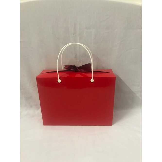 Hộp giấy gấp mặt kiếng có quai xách 21 x 28 x9,2 cm/hộp