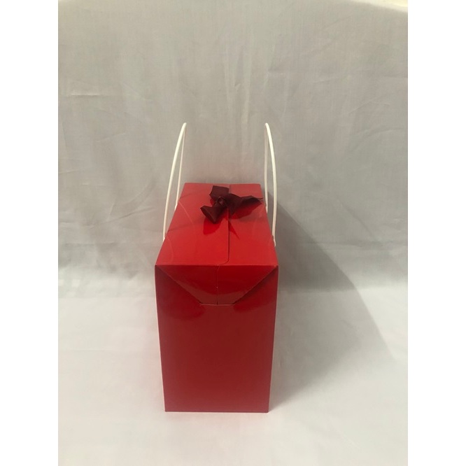 Hộp giấy gấp mặt kiếng có quai xách kích thước 20 x 26 x 12.2cm/hộp