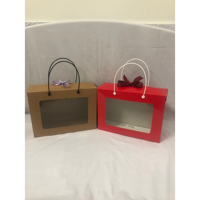 Hộp giấy gấp mặt kiếng có quai xách 21 x 28 x9,2 cm/hộp