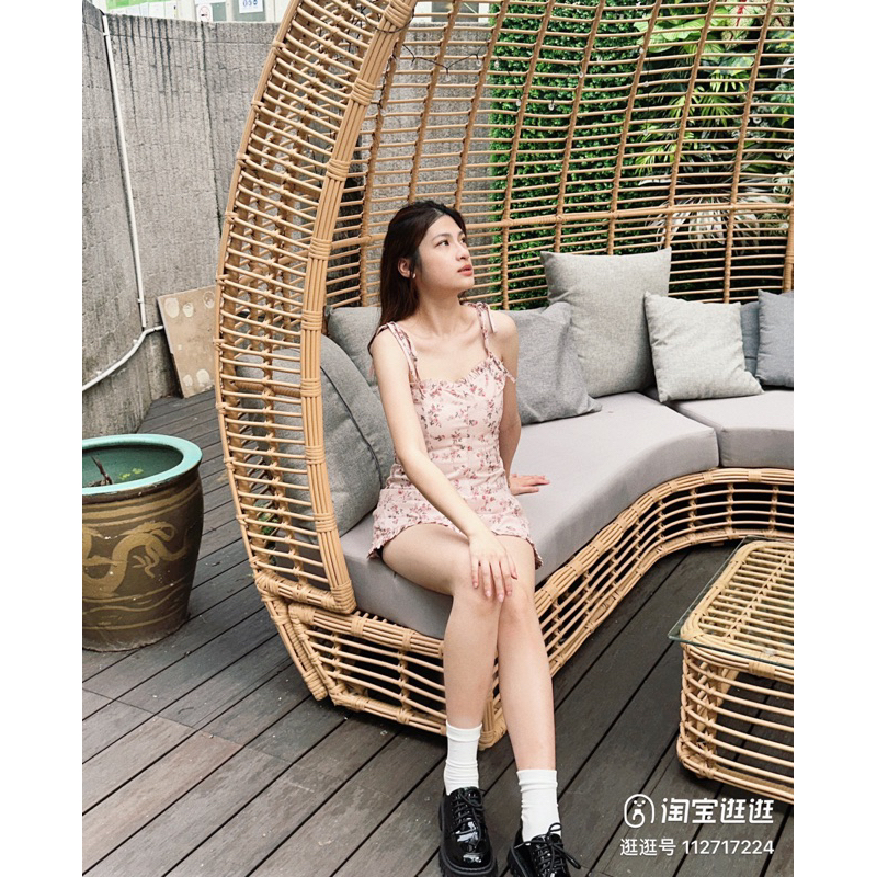 Set cardigan trắng croptop + váy hoa nhí Doona Bae Suzy