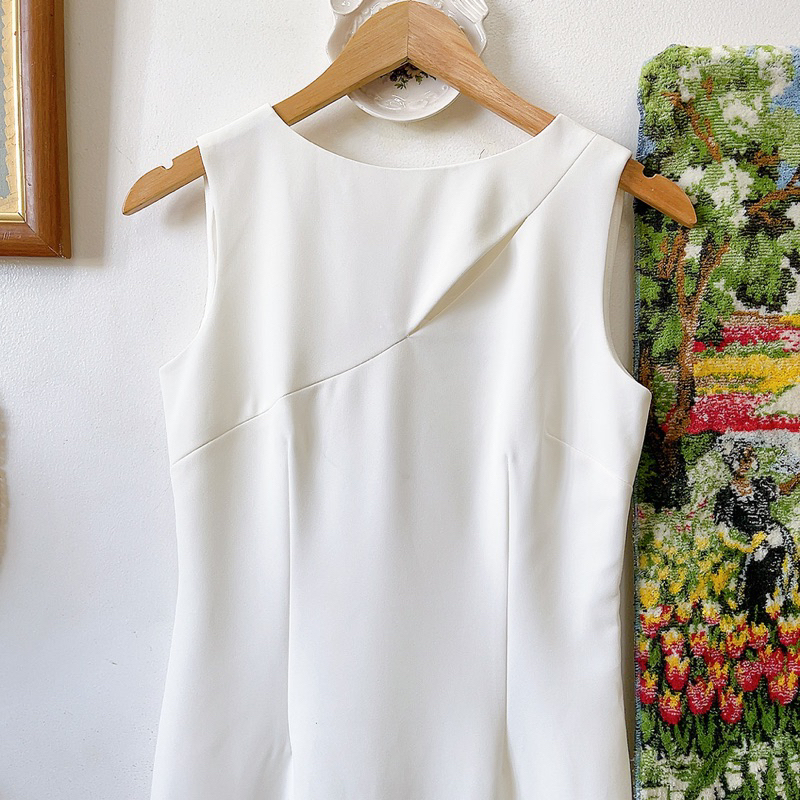 Đầm trắng dáng ôm