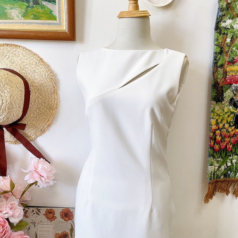 Đầm trắng dáng ôm