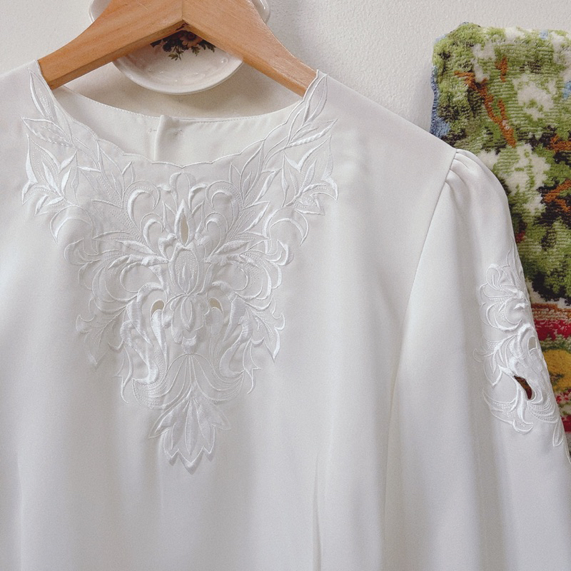Tokyo Blouse Áo trắng thêu vintage Nhật