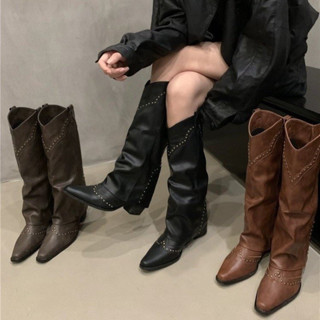 (sẵn đen 36-38) giày bốt cao bồi mũi nhọn đính đinh thời trang