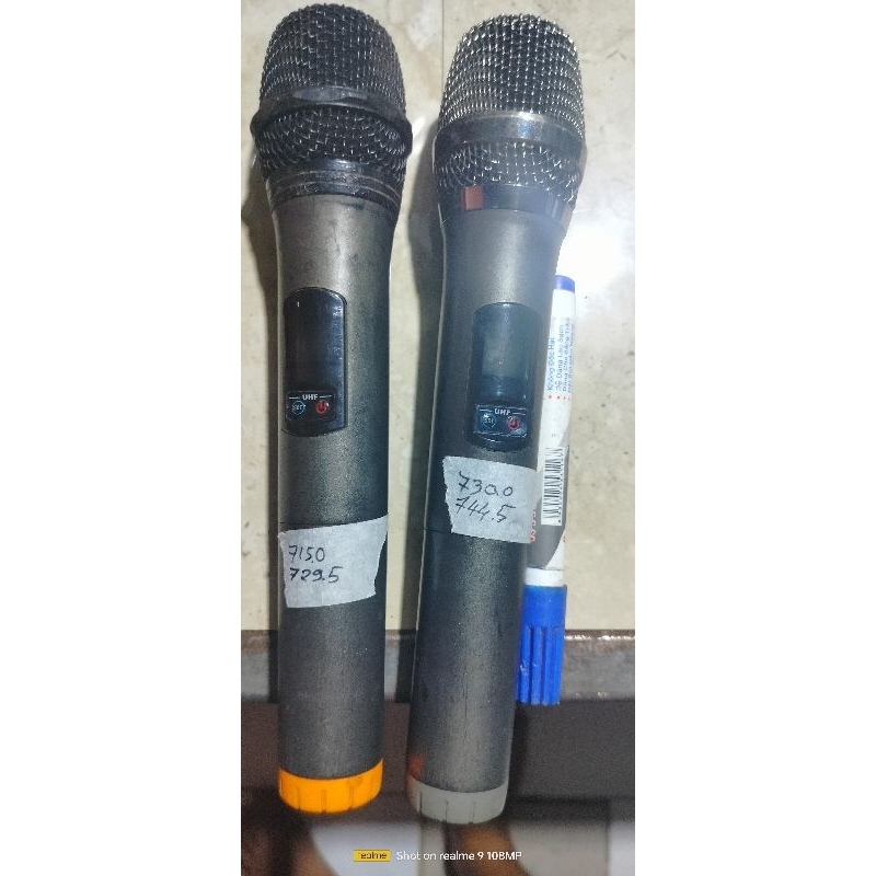 Tay mic thiếu mạch thu .tần số trên hình ảnh