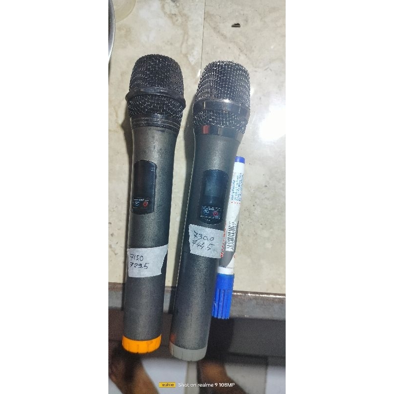 Tay mic thiếu mạch thu .tần số trên hình ảnh