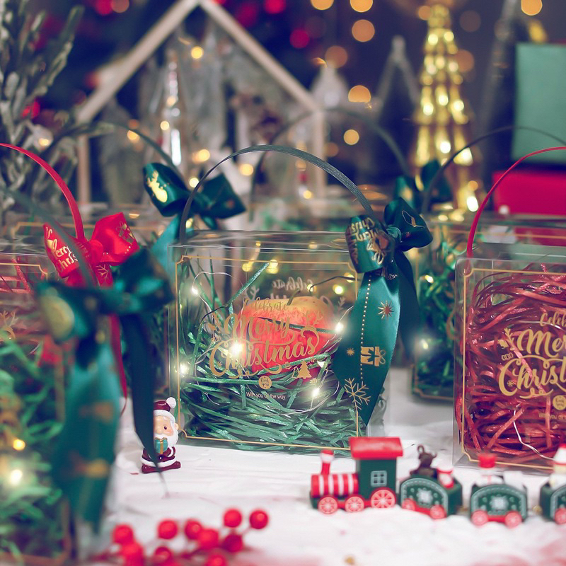 Hộp trong hình vuông giáng sinh kèm phụ kiện có 2 kích thước