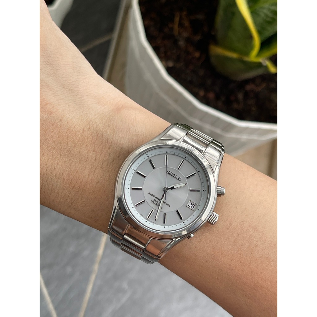 Đồng hồ nam Seiko titanium kính saphia pin năng lượng hàng Si