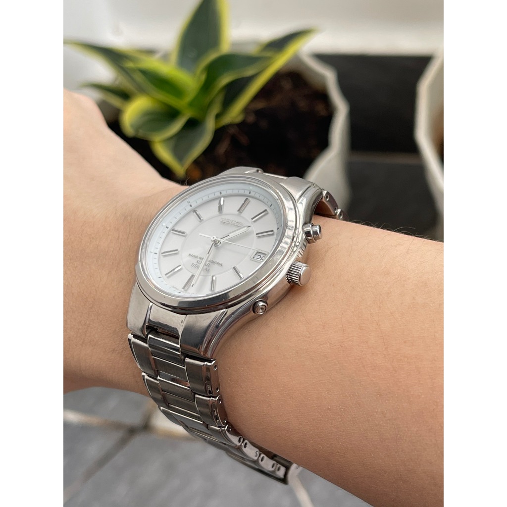Đồng hồ nam Seiko titanium kính saphia pin năng lượng hàng Si