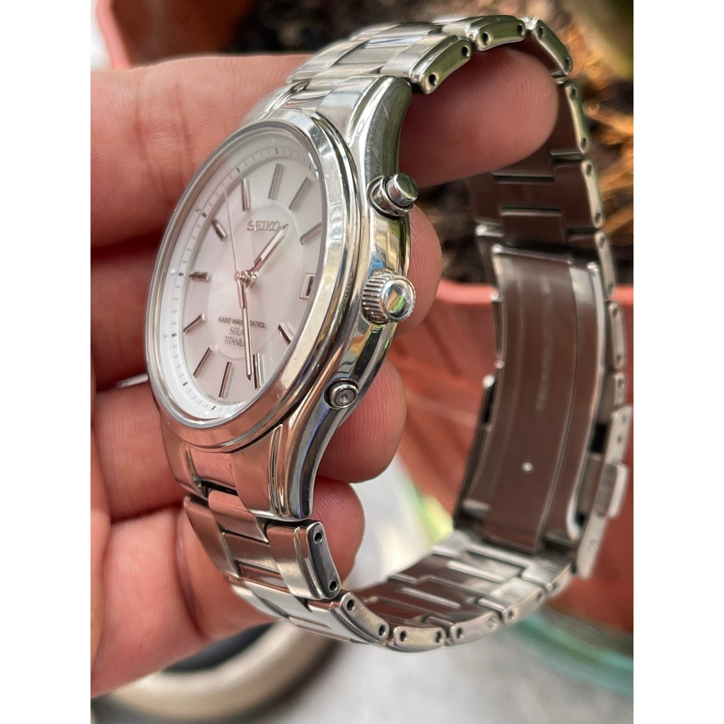 Đồng hồ nam Seiko titanium kính saphia pin năng lượng hàng Si