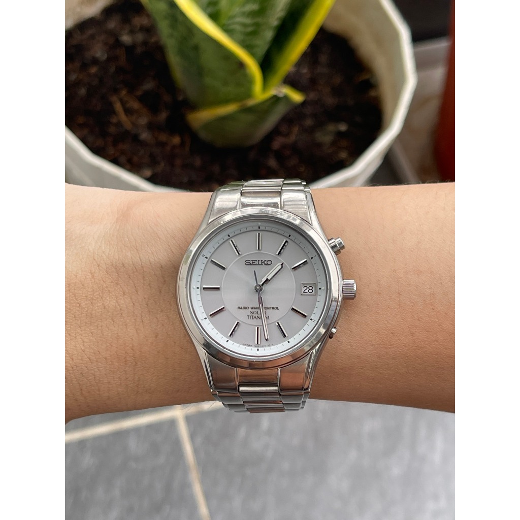 Đồng hồ nam Seiko titanium kính saphia pin năng lượng hàng Si