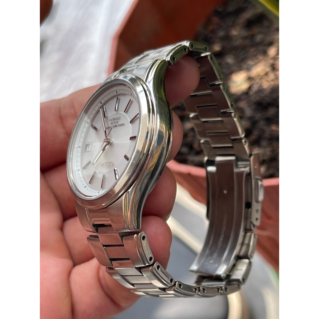 Đồng hồ nam Seiko titanium kính saphia pin năng lượng hàng Si