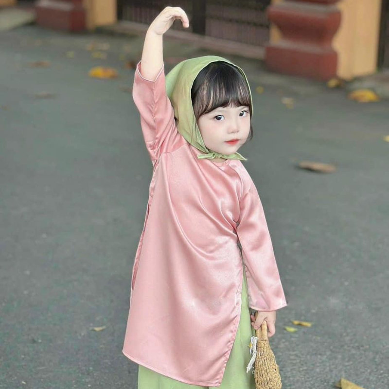 Áo dài cách tân bé gái mầu hồng phối quần lụa xanh tặng kèm khăn size 9-30 kg
