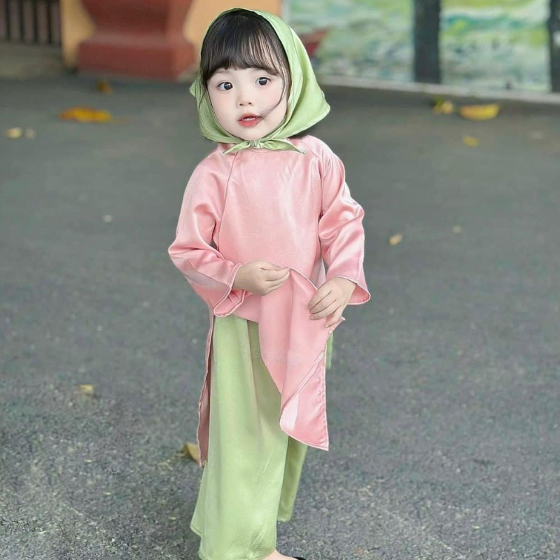 Áo dài cách tân bé gái mầu hồng phối quần lụa xanh tặng kèm khăn size 9-30 kg
