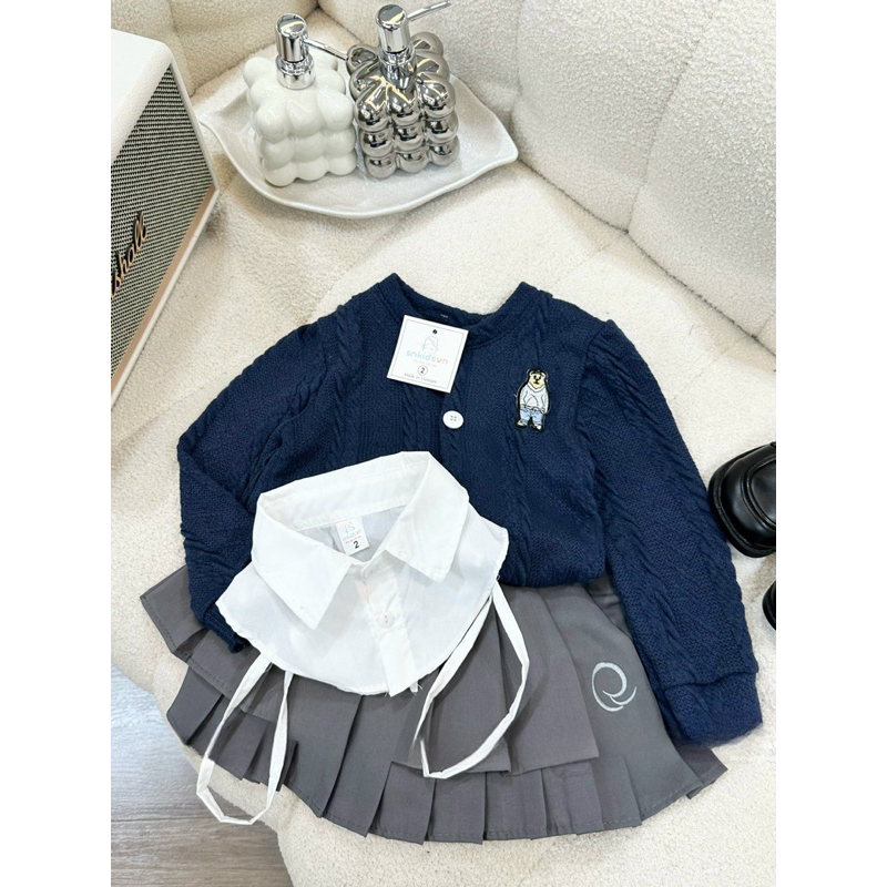 Váy bé gái, set 3ct: áo len thừng mềm hình gấu Polo, cổ sơ mi và chân váy xếp ly cho bé 12-30kg