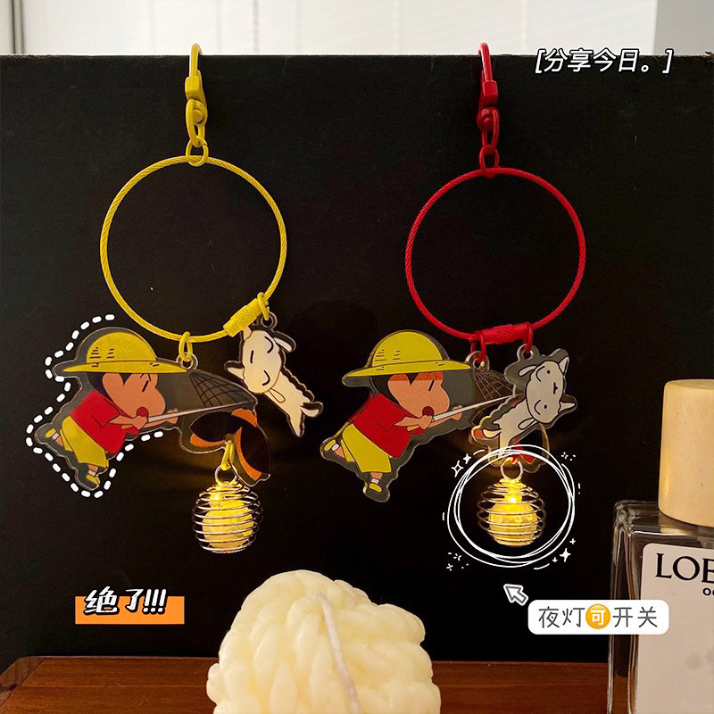 Móc Khoá Shin Cầm Đèn Soi Đường Cute Làm Quà Tặng