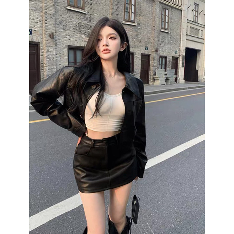Áo dạ + chân váy da thời trang cá tính