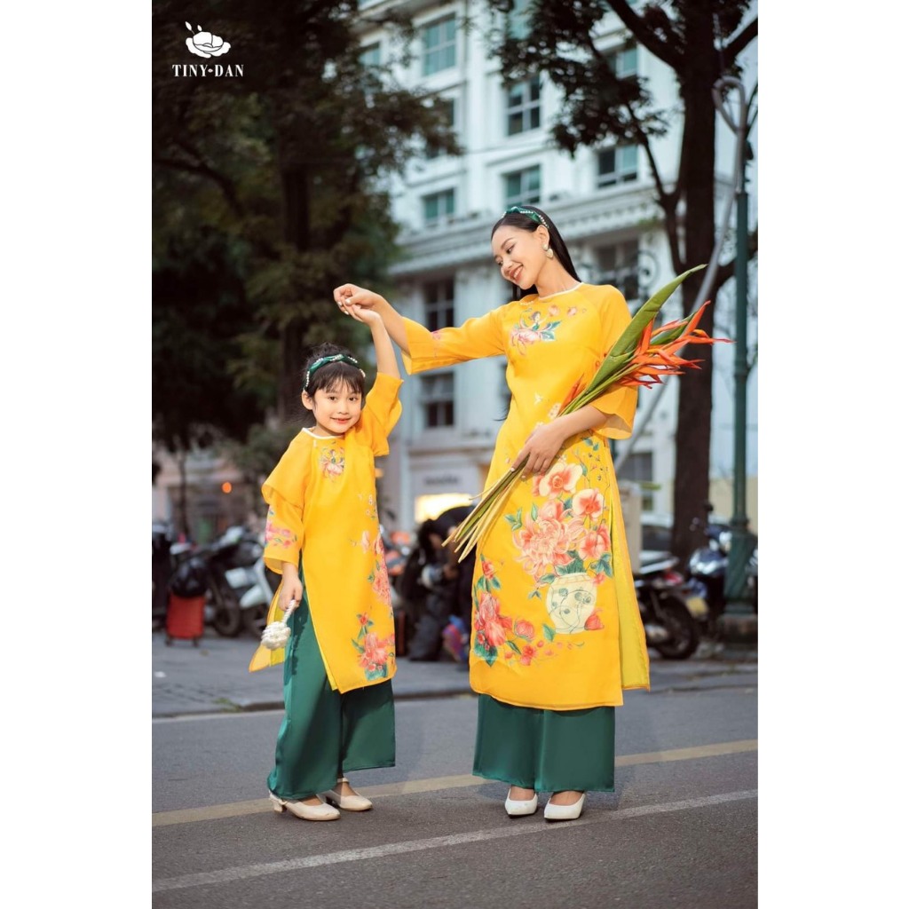Áo dài cách tân thiết kế gia đình màu vàng thêu in hoạ tiết 3D sắc nét chất liệu tafta lụa và tơ óng - MM10