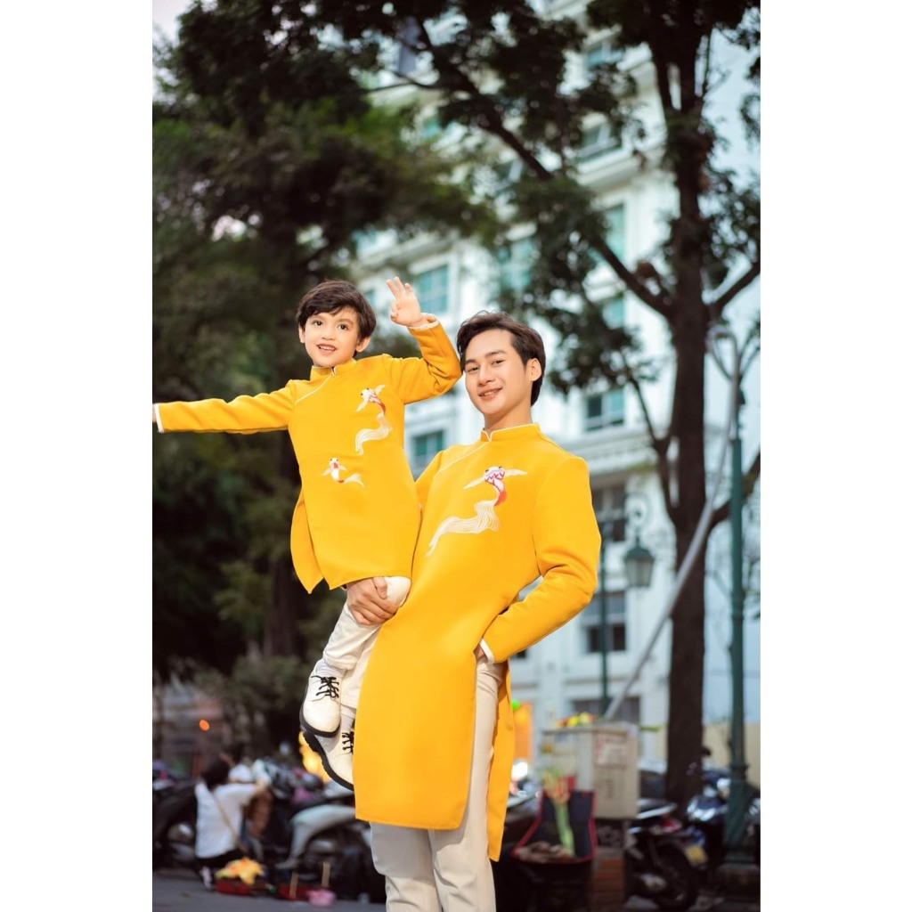 Áo dài cách tân thiết kế gia đình màu vàng thêu in hoạ tiết 3D sắc nét chất liệu tafta lụa và tơ óng - MM10