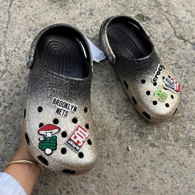 Dép Crocs Classic Kim Tuyến Chính Hãng, hàng nguyên không lỗi, siêu nhẹ, rất bền. Tặng kèm 6 charm.