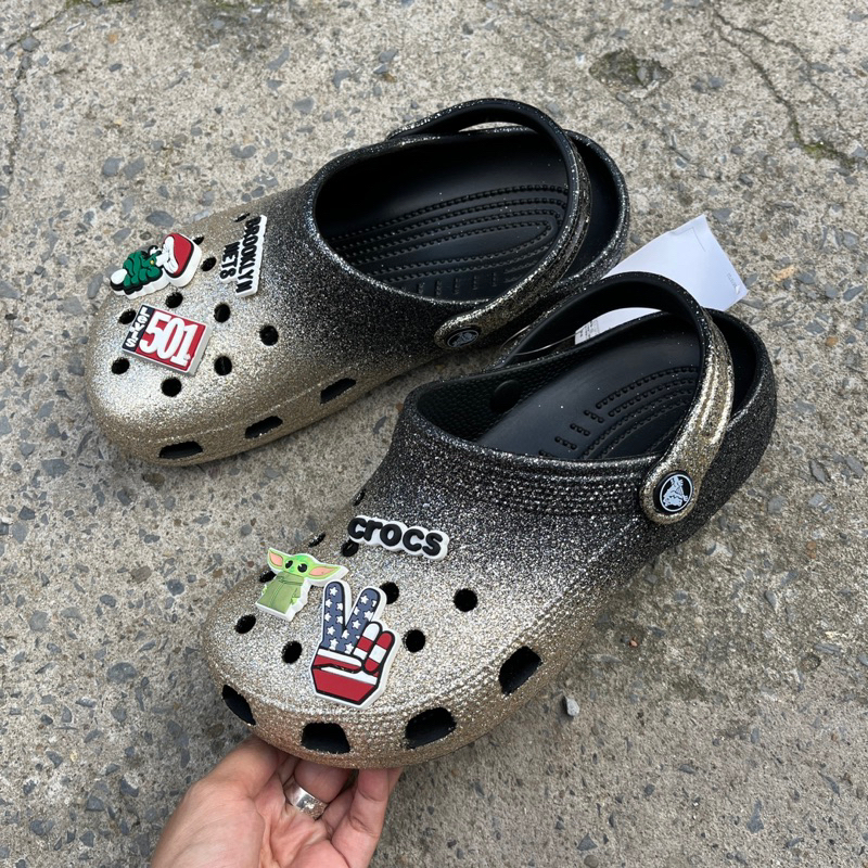 Dép Crocs Classic Kim Tuyến Chính Hãng, hàng nguyên không lỗi, siêu nhẹ, rất bền. Tặng kèm 6 charm.