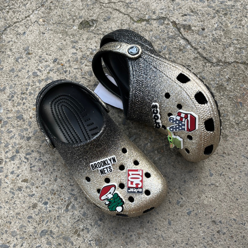 Dép Crocs Classic Kim Tuyến Chính Hãng, hàng nguyên không lỗi, siêu nhẹ, rất bền. Tặng kèm 6 charm.