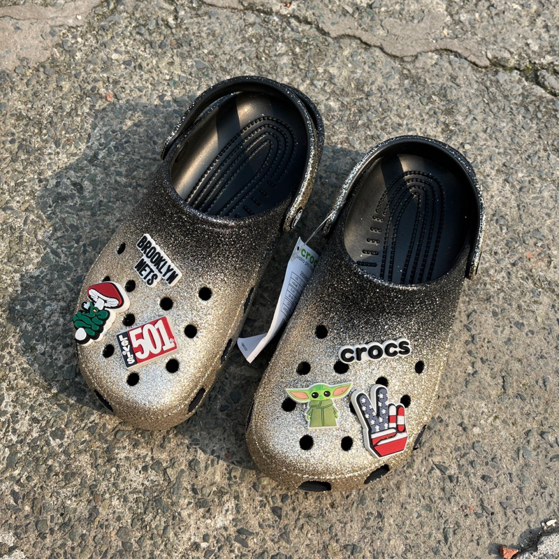 Dép Crocs Classic Kim Tuyến Chính Hãng, hàng nguyên không lỗi, siêu nhẹ, rất bền. Tặng kèm 6 charm.