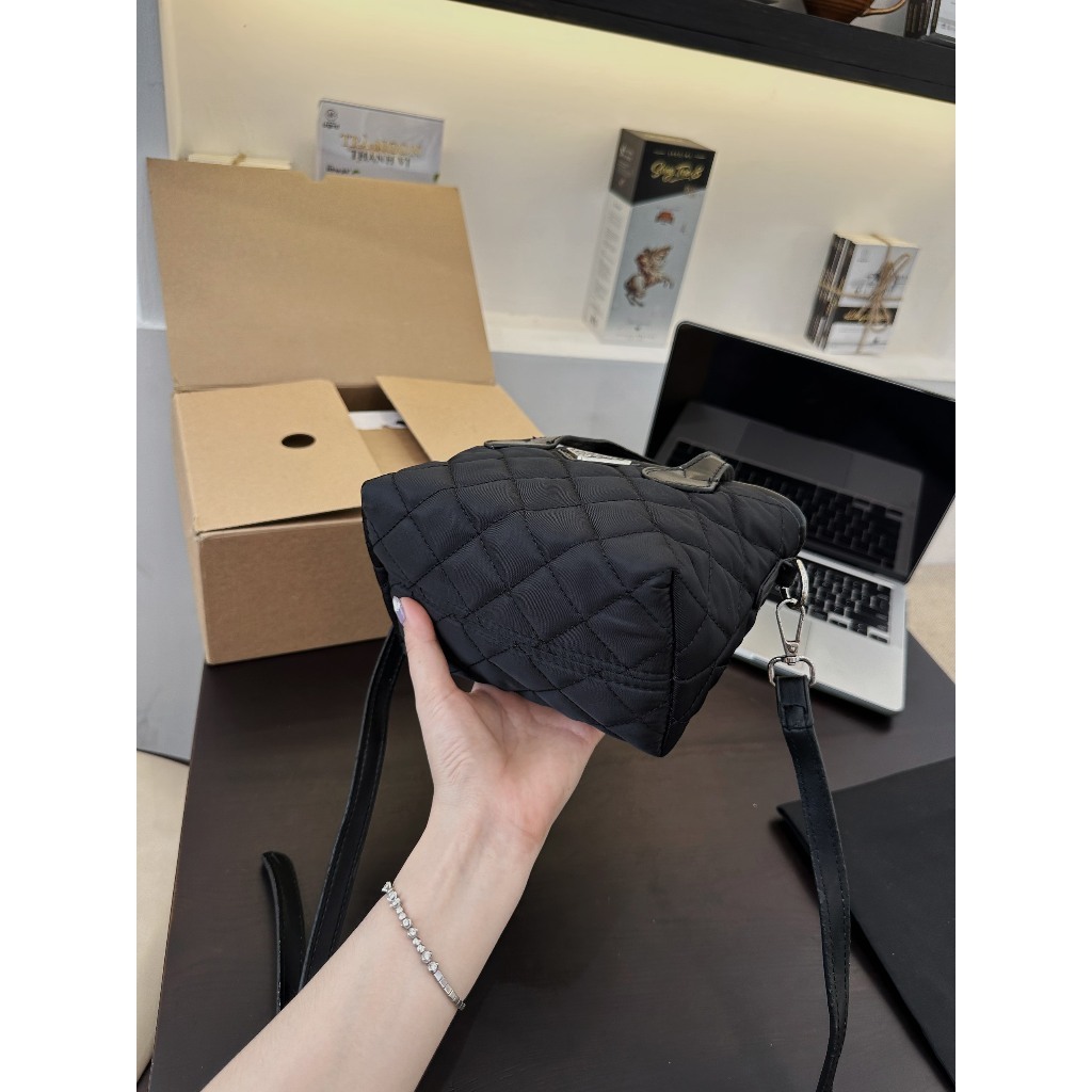 Túi quai xách TOTE mini dù thêu nữ màu hồng đen Prada kèm dây đeo chéo vai tiện lợi đựng nhiều đồ thoải mái