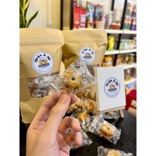 1 cái bánh quy bông mai nhân mứt khóm thái lan dùng thử