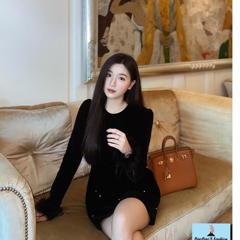 Đầm nhung đen đính đá tay lông thu hút